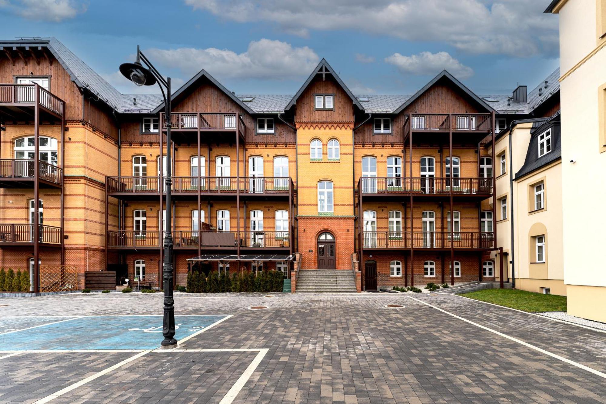 Apartament Inspirujacy - Z Prywatnym Monitorowanym Parkingiem - 4 Osobowy - Space Apart Jelenia Góra Buitenkant foto